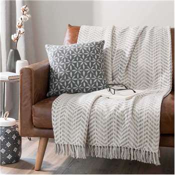 100% cotton fringed throw with grey chevrons SVELTAN (160 x 210cm)
